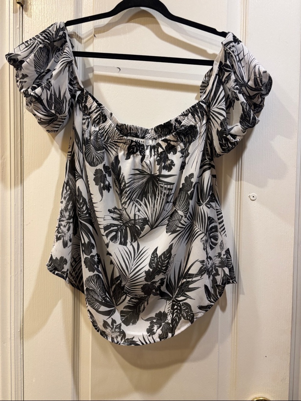 RO & DE BLACK & WHITE FLORAL TOP  SLEEVES ARE ON/OFF SHOULDERS
ELASTIC TOP HEM